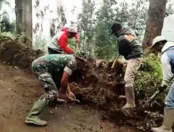 Koramil Tosari dan Warga Bersihkan Jalan Penanjakan Bromo
