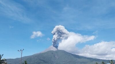 Gunung Lewotobi Laki-laki di Flores-NTT Meletus