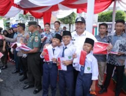 Pemkab Asahan Bagikan 5.250 Bendera Merah Putih ke Warga