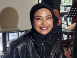 Ditarik Penggemar, Tantri Kotak Jatuh dari Atas Panggung