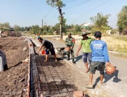 Cegah Abrasi, Babinsa dan Warga Bangun Plengsengan Jalan