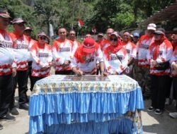 HUT RI ke-79, Bupati-Forkompida Asahan Kibarkan Merah Putih di Air Terjun Ponot