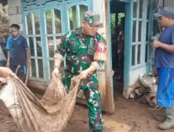 Gerak Cepat, Koramil Puspo dan Warga Bersihkan Material Longsor