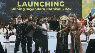 Menparekaf Apresiasi Karnaval Shining Jayandaru di Sidoarjo