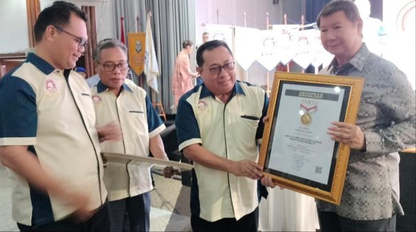 Prabowo Subianto Terima Pin Emas dari SMSI