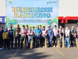 Peringati HJKB ke-214, Personel Lanud Husein Sastranegara Ikuti Aksi ‘Beberesih’ Kota Bandung