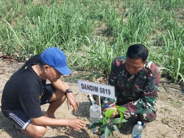 Pasca Tanam, Babinsa Koramil 0819/20 Gempol Pasuruan dan Warga Rawat Pohon