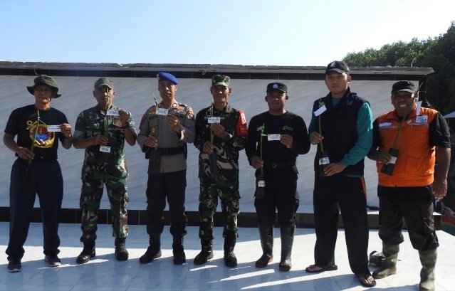 Cegah Abrasi, Kodim 0819 Tanam Mangrove dan Bersih Pantai di Pasuruan