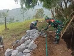 Cegah Longsor Babinsa Desa Palangsari Bangun Tembok Penahan
