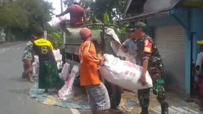 Babinsa Desa Rejosalam Bantu Warga Penggilingan Jagung