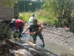 Babinsa dan Warga Desa Tambakan Bersihkan Drainase