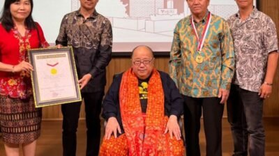 Bagikan 500 Karpet Masjid di Kabupaten Sambas, Fogoromas Jakarta Kembali Raih Rekor MURI 