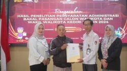 KPU Kota Kediri Serahkan Hasil Penelitian Persyaratan Administrasi ke LO Paslon Pilkada