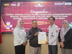 KPU Kota Kediri Serahkan Hasil Penelitian Persyaratan Administrasi ke LO Paslon Pilkada