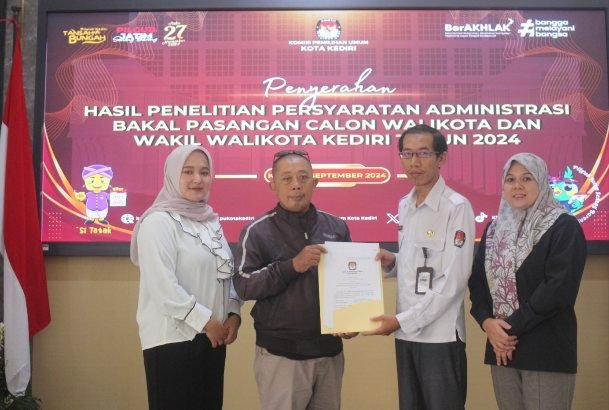 KPU Kota Kediri Serahkan Hasil Penelitian Persyaratan Administrasi ke LO Paslon Pilkada