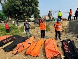 Tujuh Mayat Ditemukan di Kali Bekasi, Polisi-BPBD Lakukan Evakuasi