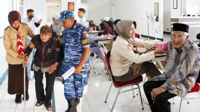 Sambut HUT ke-79 TNI, Lanud Husein Sastranegara Gelar Baksos Pemeriksaan Kesehatan Gratis dan Pembagian Sembako