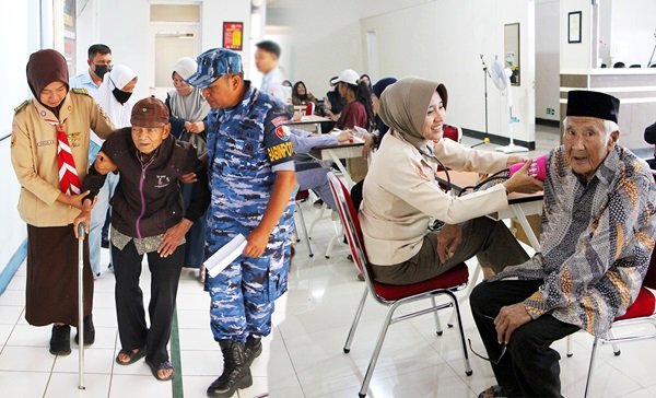 Sambut HUT ke-79 TNI, Lanud Husein Sastranegara Gelar Baksos Pemeriksaan Kesehatan Gratis dan Pembagian Sembako