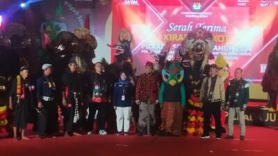 KPU Kabupaten dan Kota Kediri Serah Terima Kirab Maskot Pilkada 2024