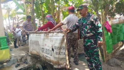 Koramil Sumberasih dan Forkopimcam Giat Bongkar Tempat BAB