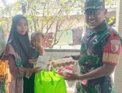 Tekan Angka Stunting Babinsa Lekok Salurkan Bantuan Pangan