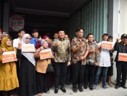 Pemkab Sidoarjo Berikan Bansos Ratusan Pedagang Pasar Krian Yang Terbakar