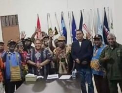 Ketua KPU Papua Tengah Terima Berkas Calon Independen Isaias Douw