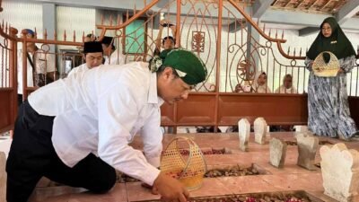 Paslon Bupati Kediri Kampanye Dengan Ziarah Kubur