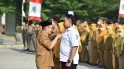 Apel Pagi Awal September 2024, Pj. Bupati Pasuruan Sematkan Pin Hari Jadi ke Pegawai