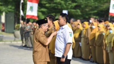 Apel Pagi Awal September 2024, Pj. Bupati Pasuruan Sematkan Pin Hari Jadi ke Pegawai