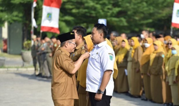 Apel Pagi Awal September 2024, Pj. Bupati Pasuruan Sematkan Pin Hari Jadi ke Pegawai