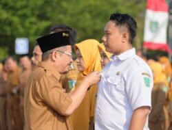 Pj Bupati Sematkan Pin Hari Jadi Kabupaten Pasuruan ke-1095