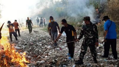 Koramil Sumberasih-Probolinggo Bersihkan Sampah di Sungai