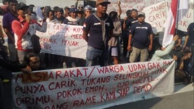 Ratusan Warga Desa Deyeng Geruduk Kantor Bupati Kediri Minta Sekdes Dipecat