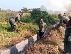 Babinsa-Warga Kraton-Pasuruan Bersihkan Selokan Air Dusun Kedongdong