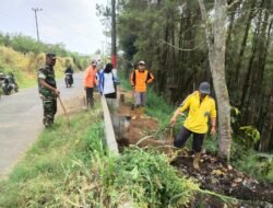 Babinsa Tutur-Warga-Dinas Bina Marga Bersihkan Sampah di Pasuruan