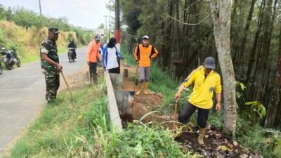 Babinsa Tutur-Warga-Dinas Bina Marga Bersihkan Sampah di Pasuruan