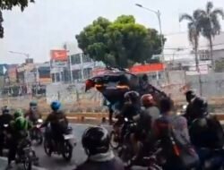 Mobil BMW Tabrak Separator Busway di Warung Buncit