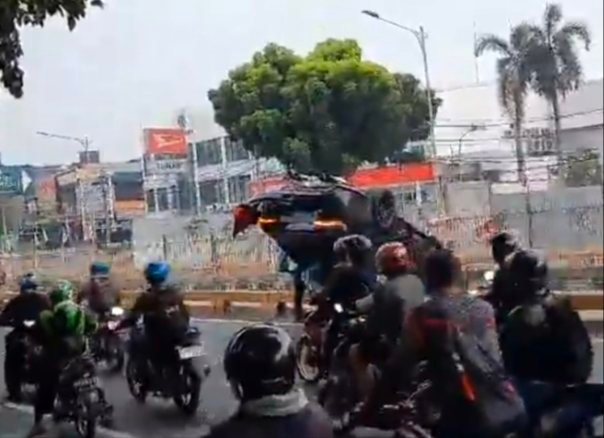 Mobil BMW Tabrak Separator Busway di Warung Buncit