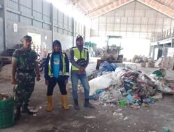 Babinsa Lekok dan Warga Bersih-bersih di TPST Desa Balunganyar