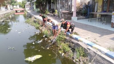 Cegah Banjir, Babinsa Gempol dan Warga Bersihkan Sampah