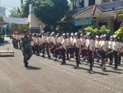 Koramil Pandaan Latih Baris Berbaris Pelajar SMP di Pasuruan
