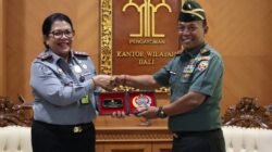 Kakanwil Kemenkumham Bali, Pramella Yunidar Pasaribu bersama Danrem 163/Wira Satya, Brigjen TNI Ida I Dewa Agung Adisaputra membahas penegakan hukum dan perlindungan HAM.