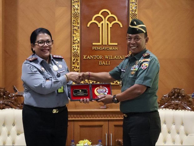 Kakanwil Kemenkumham Bali, Pramella Yunidar Pasaribu bersama Danrem 163/Wira Satya, Brigjen TNI Ida I Dewa Agung Adisaputra membahas penegakan hukum dan perlindungan HAM.