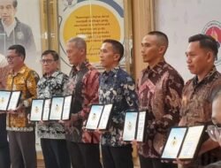 Ketua Umum PWI Pusat Hendry Ch Bangun Terima Penghargaan Kemenpora