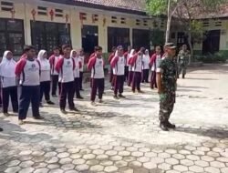 Tanamkan Kedisiplinan, Babinsa Nguling Berikan Latihan PBB