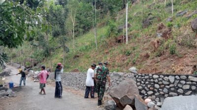 Koramil Lumbang Monitoring Pembangunan Jalan Kelas