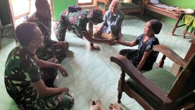 Satgas TMMD ke-122 Menginap di Rumah Mbah Poniyem