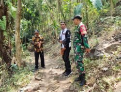 Koramil Pakuniran Dampingi Pembangunan Jalan Rabat Beton