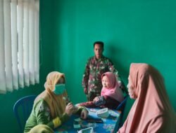 Anggota Koramil 0819/Gondangwetan-Pasuruan Dampingi Ibu Lansia di Polindes